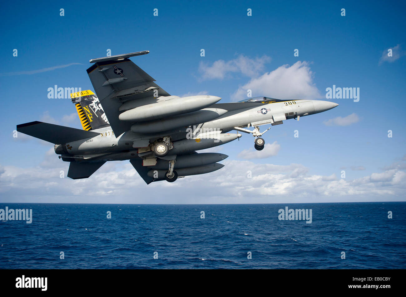 Ein Navy F/A-18E Super Hornet-Kampfflugzeuge startet aus dem Flugdeck des Flugzeugträgers USS George Washington 21. November 2014 vor der Küste von Japan. Stockfoto