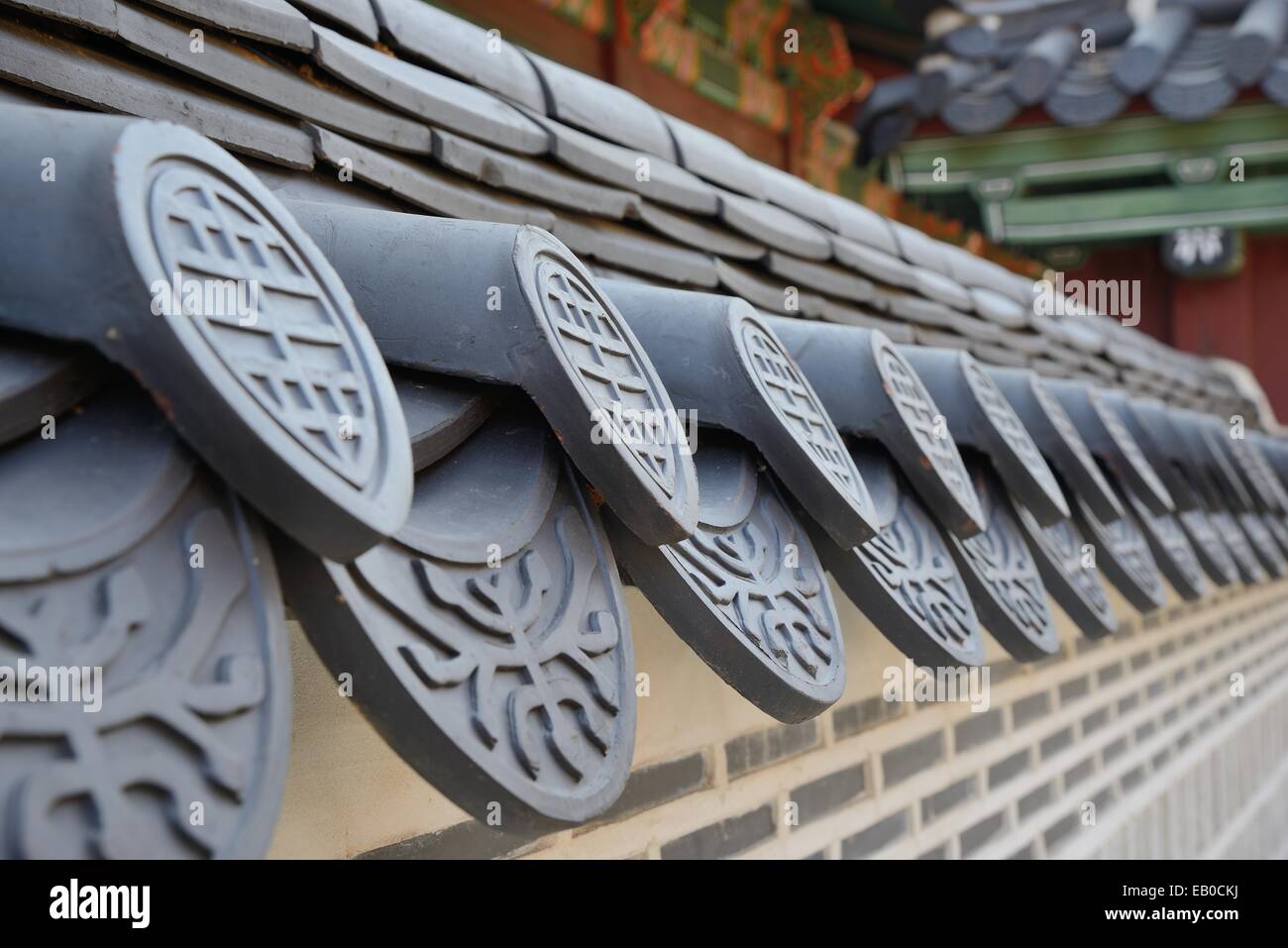 Detail der koreanischen traditionellen Dachziegel in gyeongbokgung Stockfoto