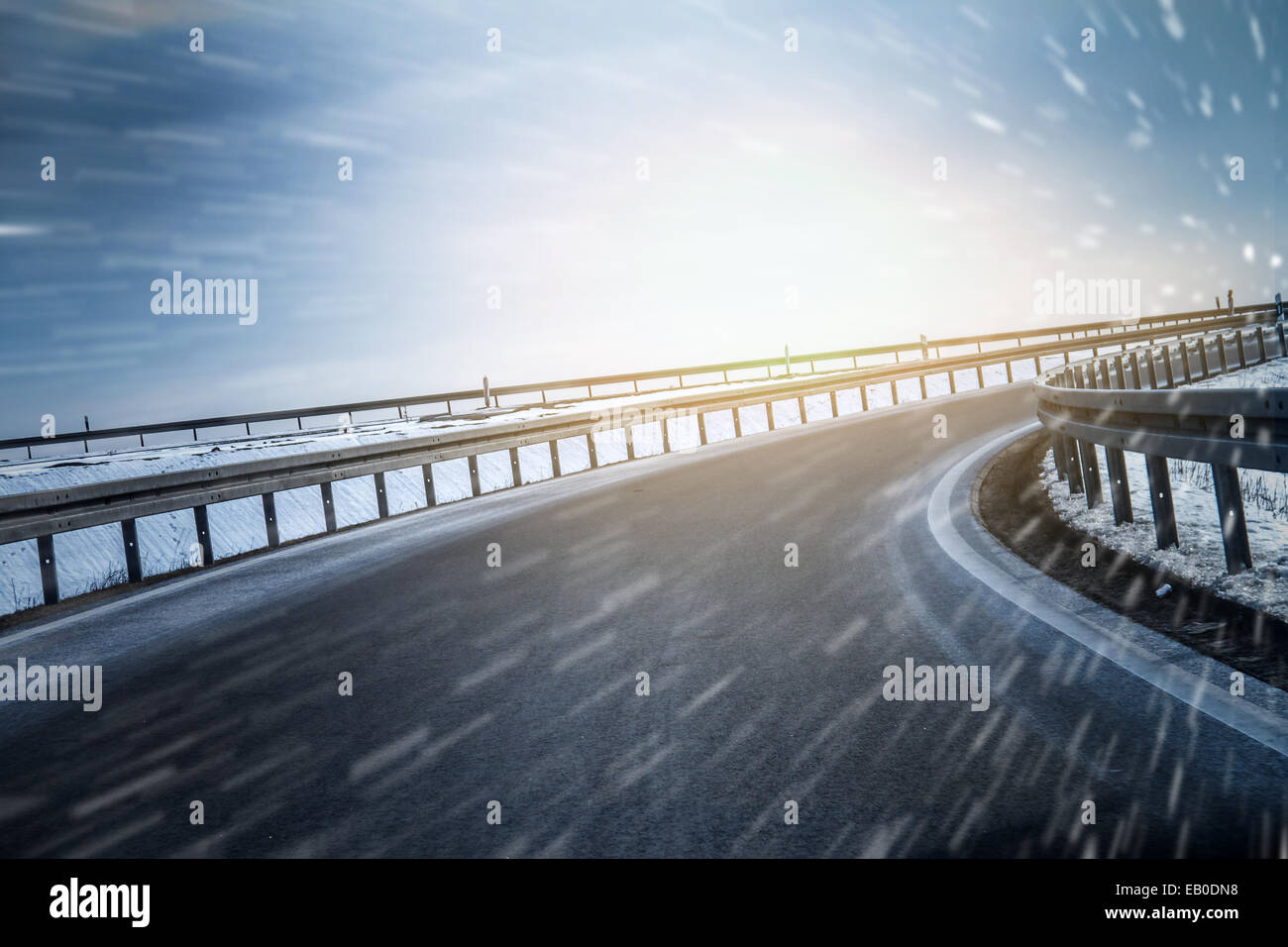 Winter auf Autobahn-Kurve Stockfoto