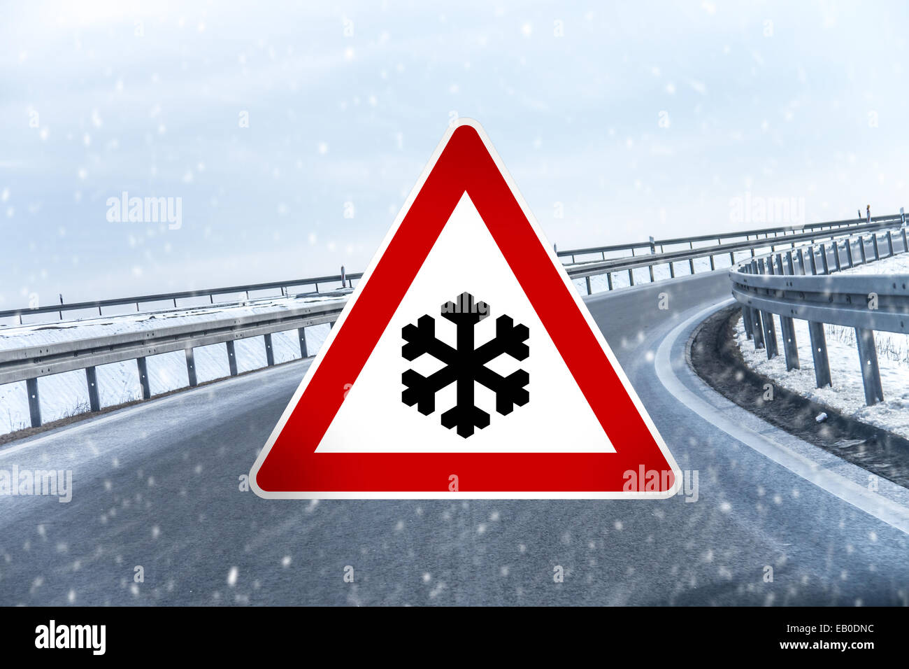 Verkehrszeichen für Schnee und Eis auf der Autobahn Stockfoto