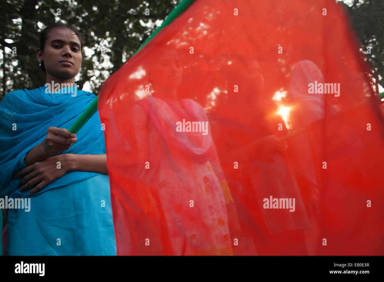 Dhaka, Bangladesch. 23. November 2014. Opfer von Tazreen Fashion machte Protest vor Presseclub anspruchsvolle Strafe für den Fabrikbesitzer Tazreen Fashion und Entschädigung der Opfer von der 2012-Fabrik Feuer in Savar, etwa 30 Kilometer nördlich von Dhaka. Mindestens 124 Menschen starben in einem massiven Blaze die mehrstöckigen Textilfabrik am Stadtrand der Hauptstadt von Bangladesch in eine der schlimmsten Tragödien, Feuer im Land am 25. November 2012 verschlungen. Bildnachweis: Zakir Hossain Chowdhury Zakir/Alamy Live-Nachrichten Stockfoto