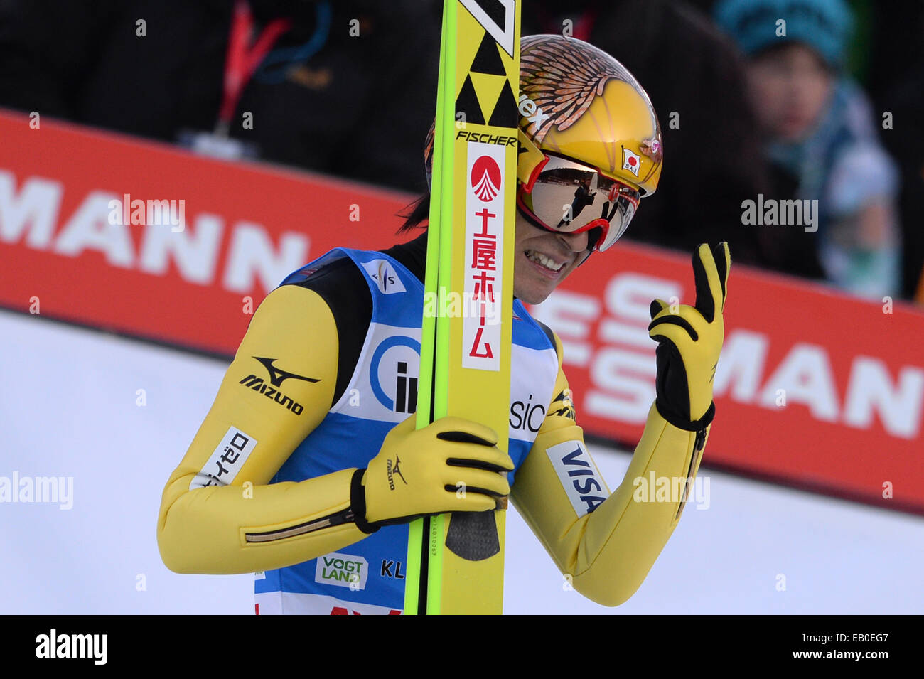 Kligenthal, Deutschland. 23. November 2014. Japanischer Skispringer Noriaki Kasai nach seinem Sprung in den Weltcup Skispringen in der Vogtland-Arena in Kligenthal, Deutschland, 23. November 2014. Foto: ARNO BURGI/Dpa/Alamy Live-Nachrichten Stockfoto