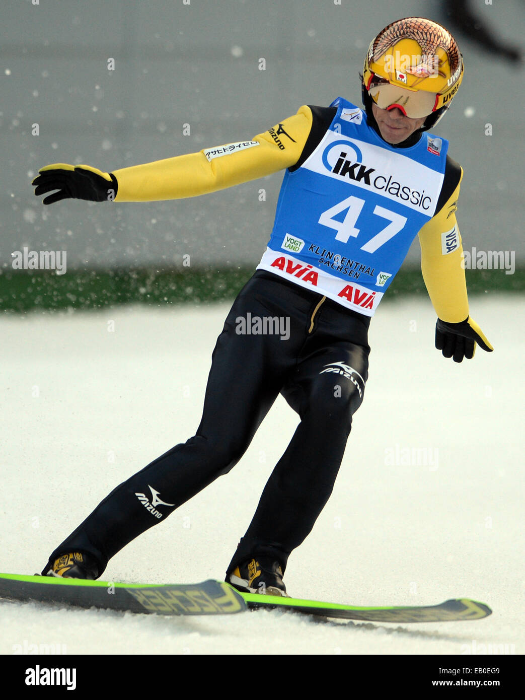Kligenthal, Deutschland. 23. November 2014. Japanischer Skispringer Noriaki Kasai nach seinem Sprung in den Weltcup Skispringen in der Vogtland-Arena in Kligenthal, Deutschland, 23. November 2014. Foto: ARNO BURGI/Dpa/Alamy Live-Nachrichten Stockfoto