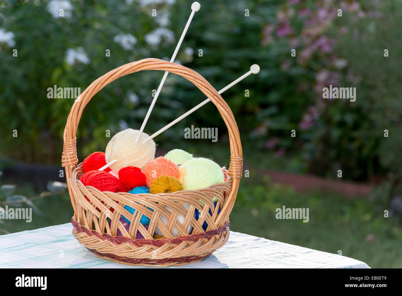 Korb mit Nadeln und stricken Stockfoto