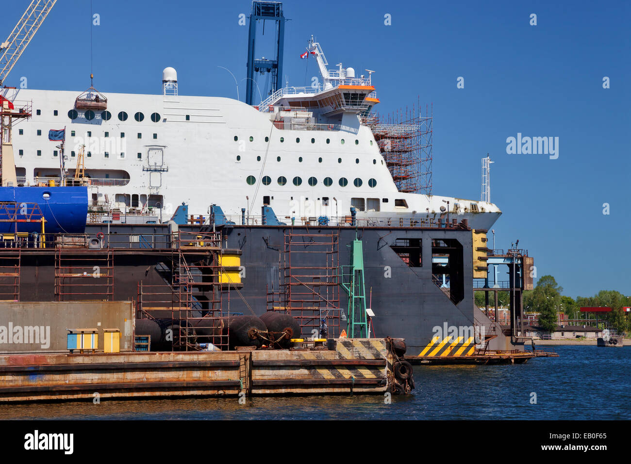 Großes Schiff auf Trockendock in Werft. Stockfoto