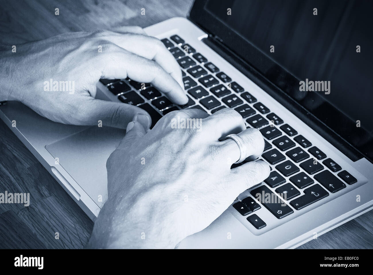 Nahaufnahme eines Mannes Tippen auf Laptop-computer Stockfoto