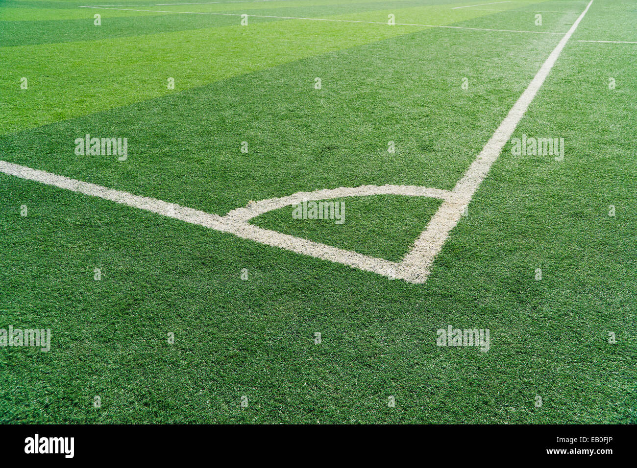 Ecke Linie eines synthetischen Fußballfeldes Stockfoto