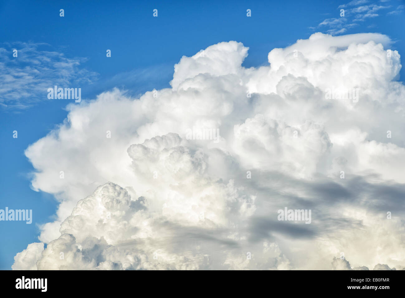 Blick auf dynamische Wolken am blauen Himmel Stockfoto