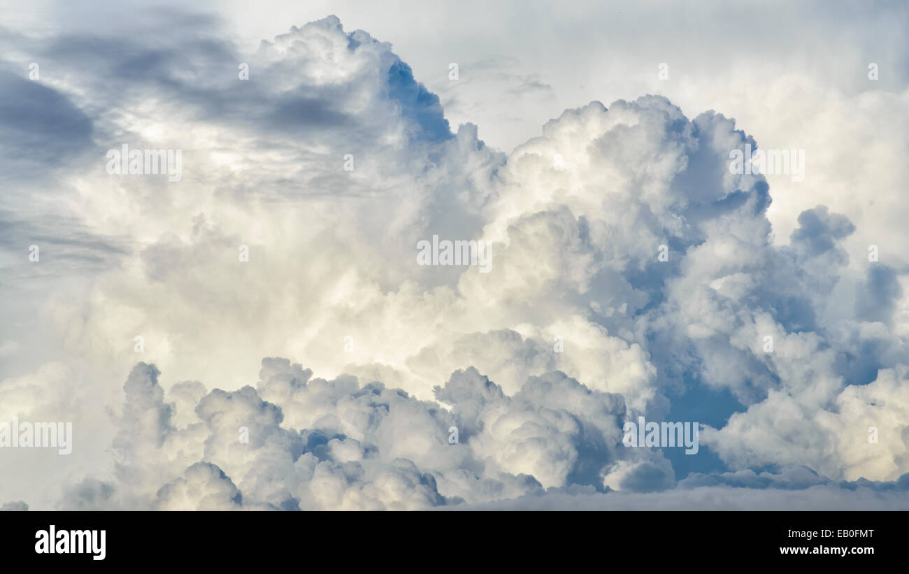 Blick auf dynamische Wolken am blauen Himmel Stockfoto