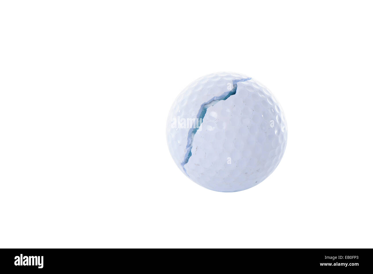 gebrochene weiße Golfball, isoliert auf weiss Stockfoto