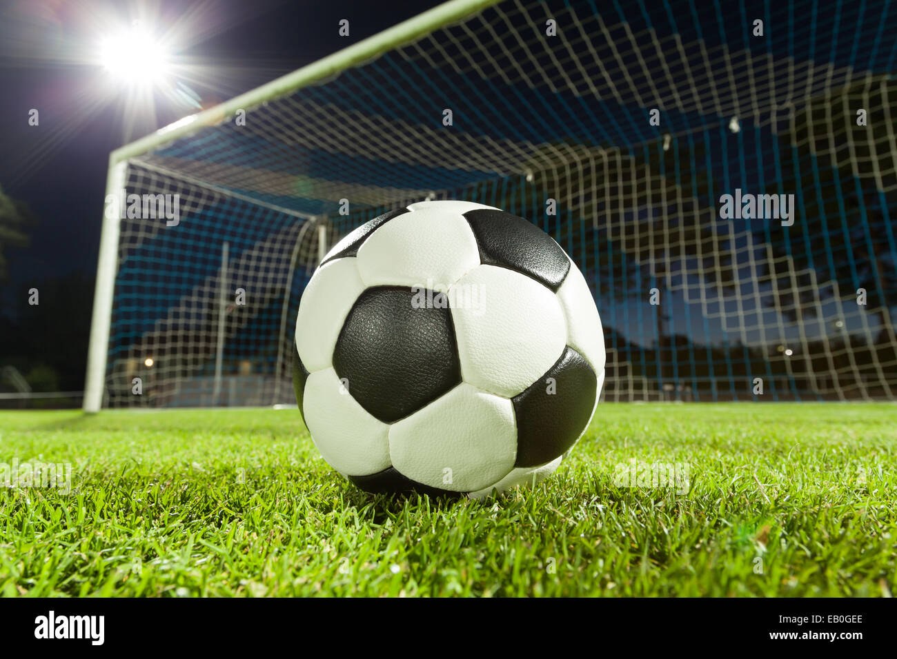 Fußball in der Nähe von Ziel und spot-Licht Stockfoto