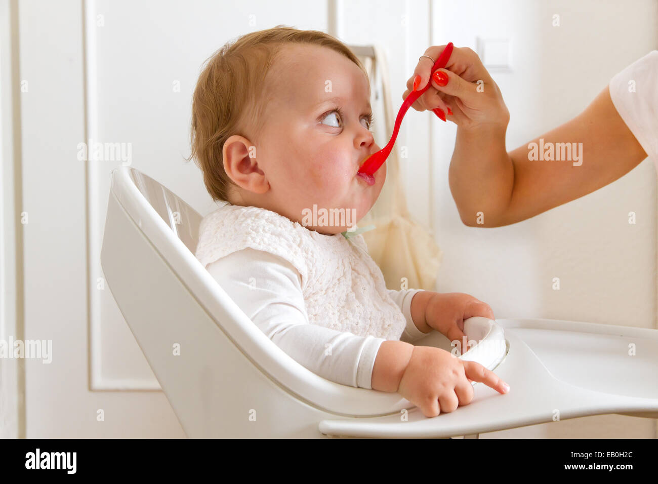Junge Mutter ihr Baby füttern Stockfoto
