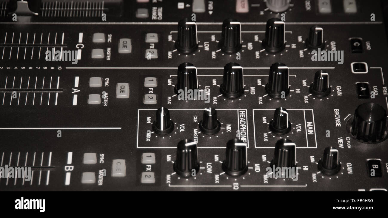 Sound Mixing Console beleuchtet nach einer Glühlampe. Stockfoto