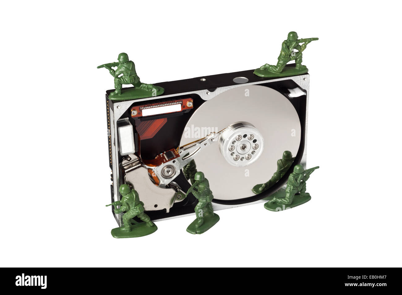 Spielzeug-Soldaten zum Schutz der Festplatte isoliert auf weißem Hintergrund Stockfoto