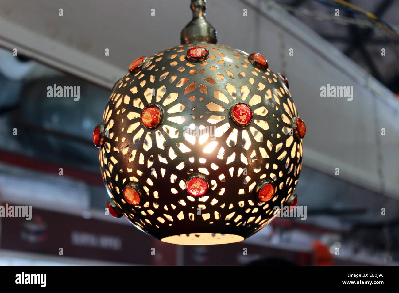 Metall, Lampe, Licht, Elektrizität, Rundschreiben, Perlen, künstlichen  hängen in Neu-Delhi, Indien Stockfotografie - Alamy
