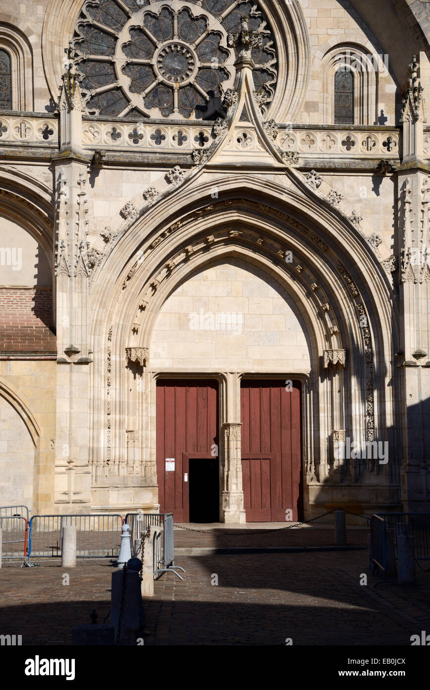 Gothic Western Eingangstüren und Rosette der Kathedrale Saint Etienne oder Cathèdrale Saint-Etienne Toulouse Frankreich Stockfoto