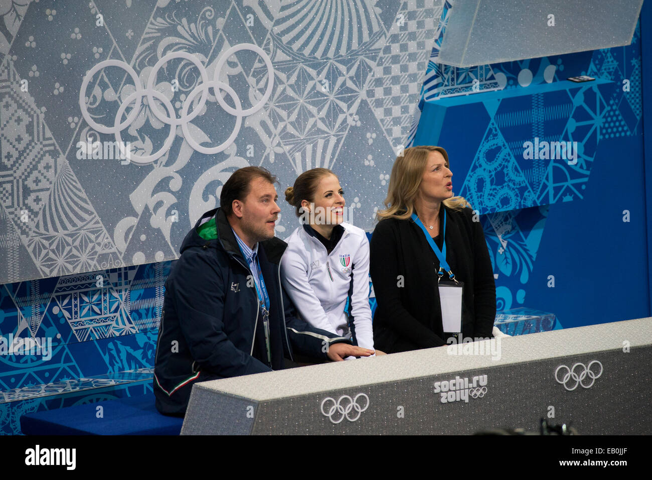 Carolina Kostner (ITA) und ihr Trainer Michael Huth (L) und Choreographin Lori Nichol in den Kuss und Weinen der Region nach Competiting ich Stockfoto