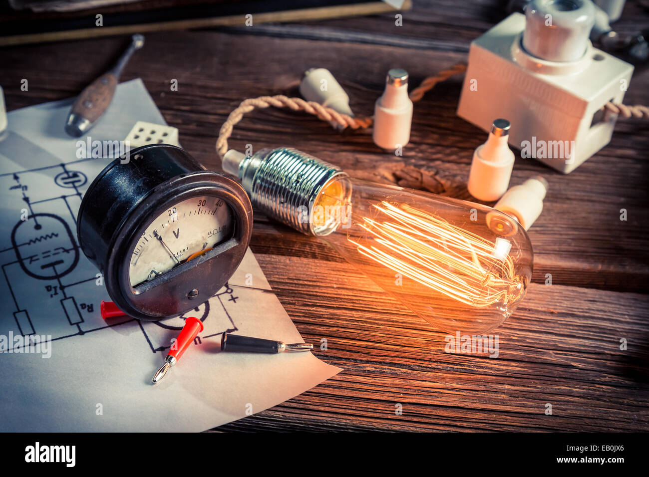 Meter und elektrisches Licht Lampe im Labor Stockfoto