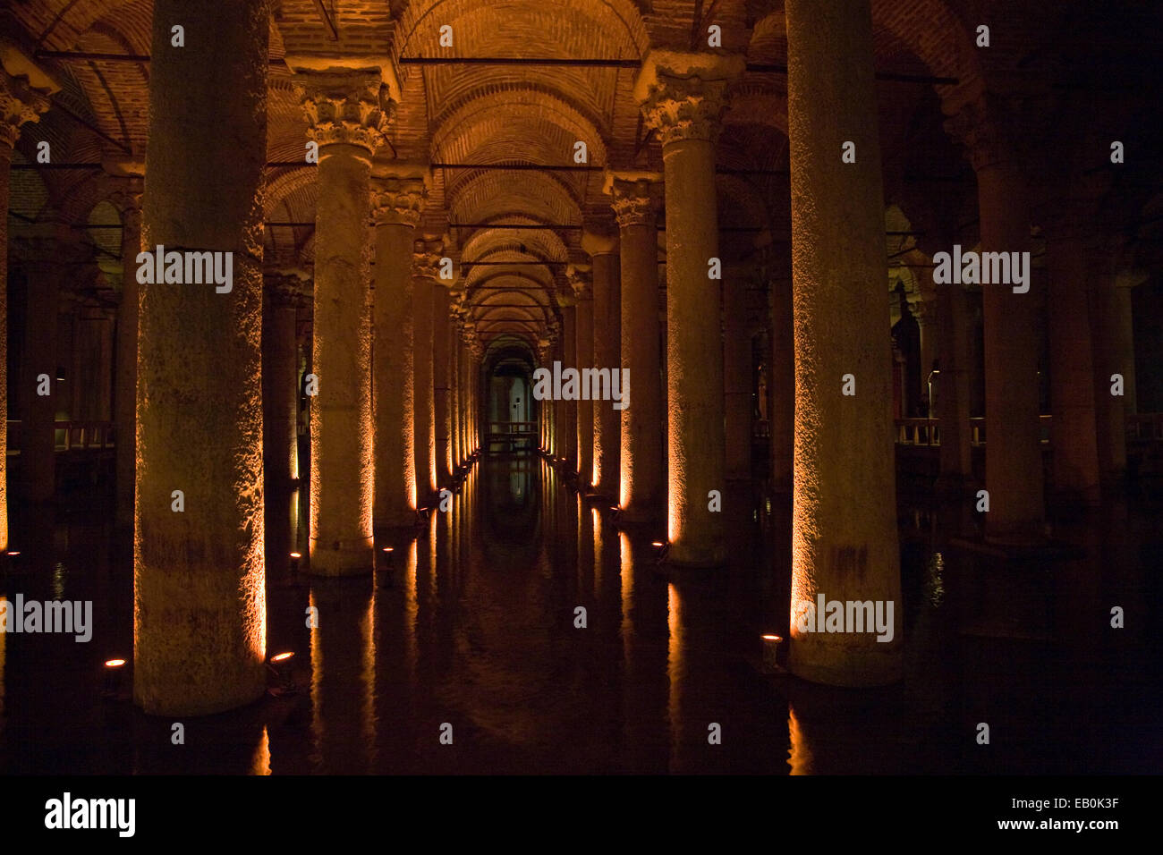 Die Basilika-Zisterne wurde von Konstantin 532 n. Chr. zum Speichern von Wasser im Falle einer Belagerung, Istanbul, Türkei, Naher Osten gebaut. Stockfoto