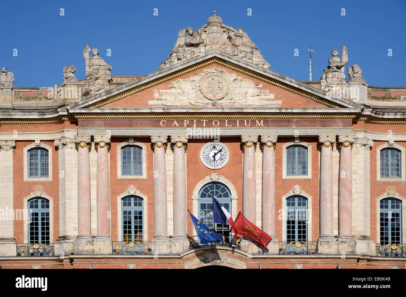Rathaus oder Mairie Fassade am Place du Capitole Stadtplatz mit Französisch & europäischen Flaggen Toulouse Frankreich Stockfoto