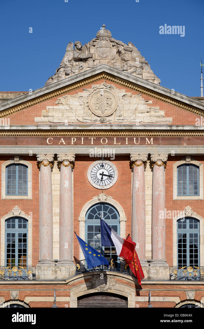 Rathaus oder Mairie Fassade am Place du Capitole Stadtplatz mit Französisch & europäischen Flaggen Toulouse Frankreich Stockfoto