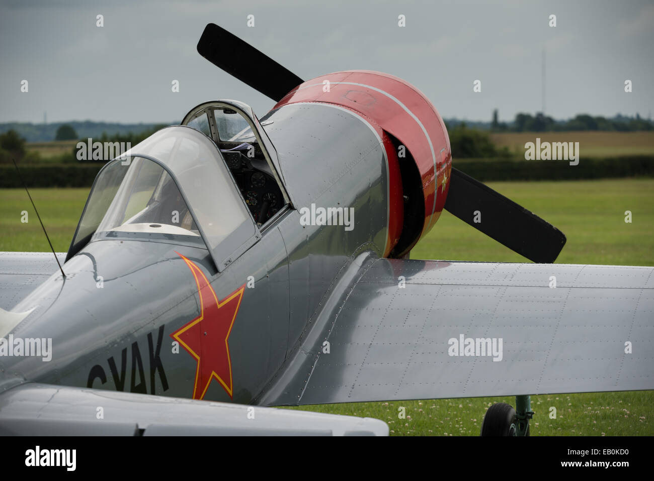 Biggleswade, UK - 29. Juni 2014: ein Jahrgang YAK 52 Zugehörigkeit zum Aerostars Team auf der Luftfahrtmesse Shuttleworth Collection. Stockfoto