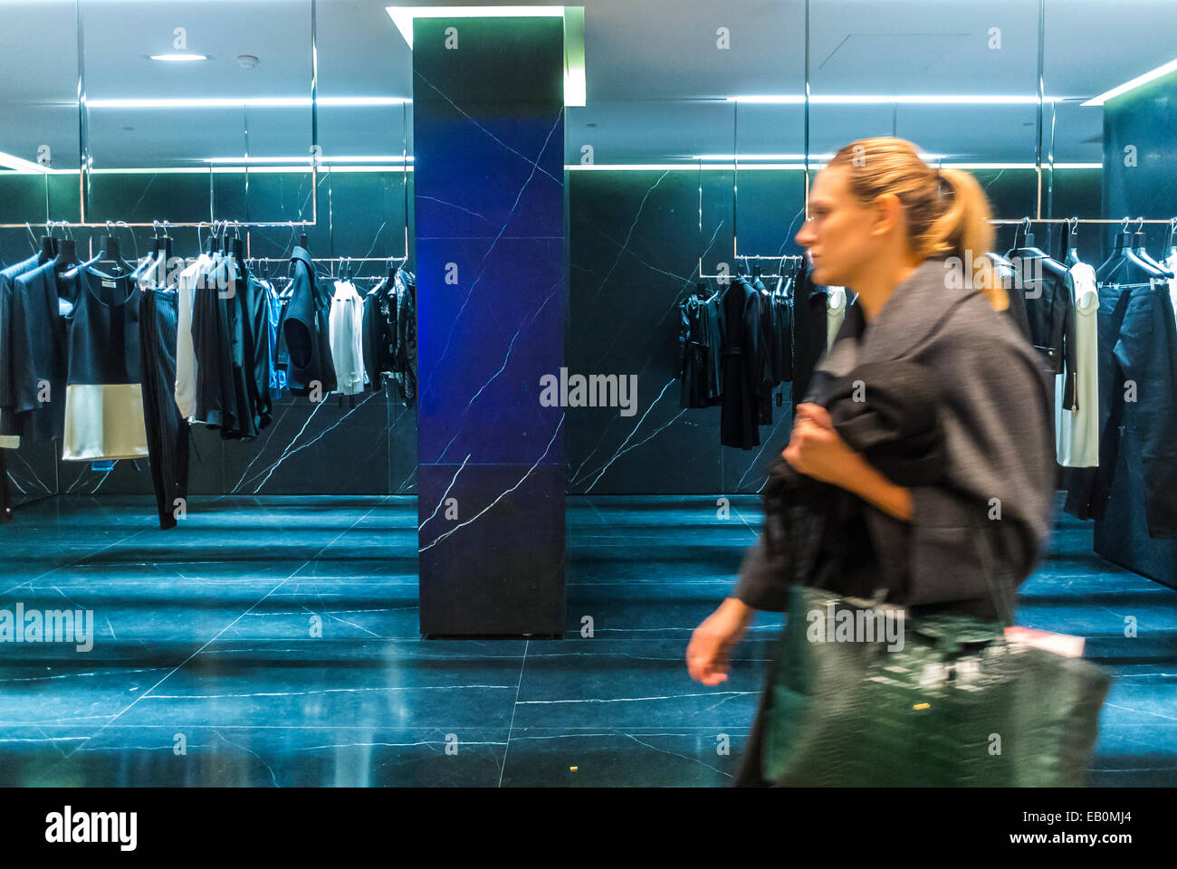 Paris, Frankreich, Woman Walking, Shopping im französischen Kaufhaus, 'Galeries Lafayettes', Luxus-Markenname, 'Yves Saint Laurent' zeitgenössische Ladeneinrichtung Stockfoto