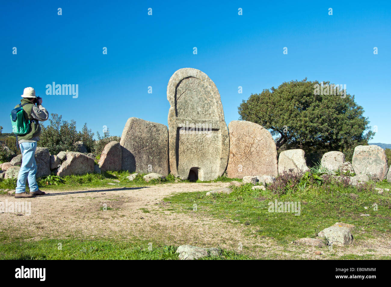 Mann fotografiert Archäologie Schatz von S' Ena e Thomes, Tomba dei Giganti, alte Nuraghen grave, Dorgali, Sardinien, Italien Stockfoto
