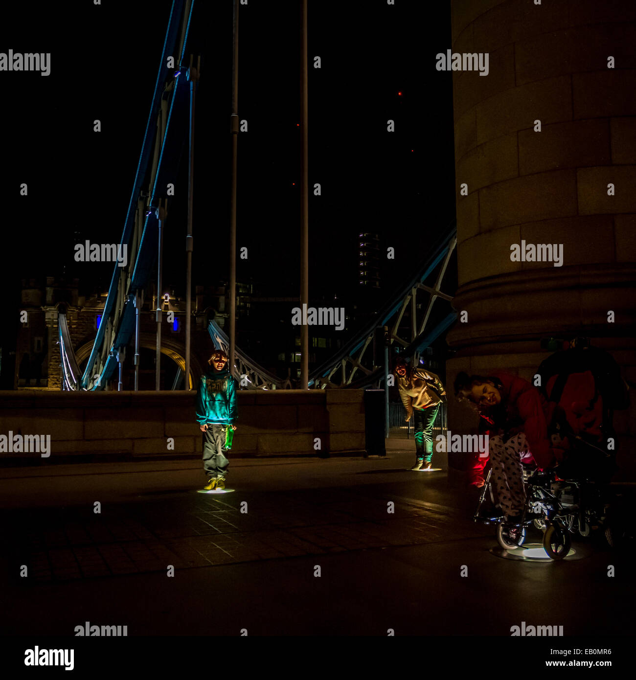 Familienspaß am Tower Bridge, London, UK Stockfoto