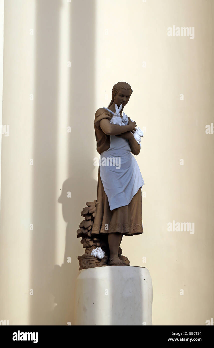 Statue eines Mädchens mit einem Hasen in der Ausstellungspavillon bauen Kaninchen bei ENEA in Moskau Stockfoto