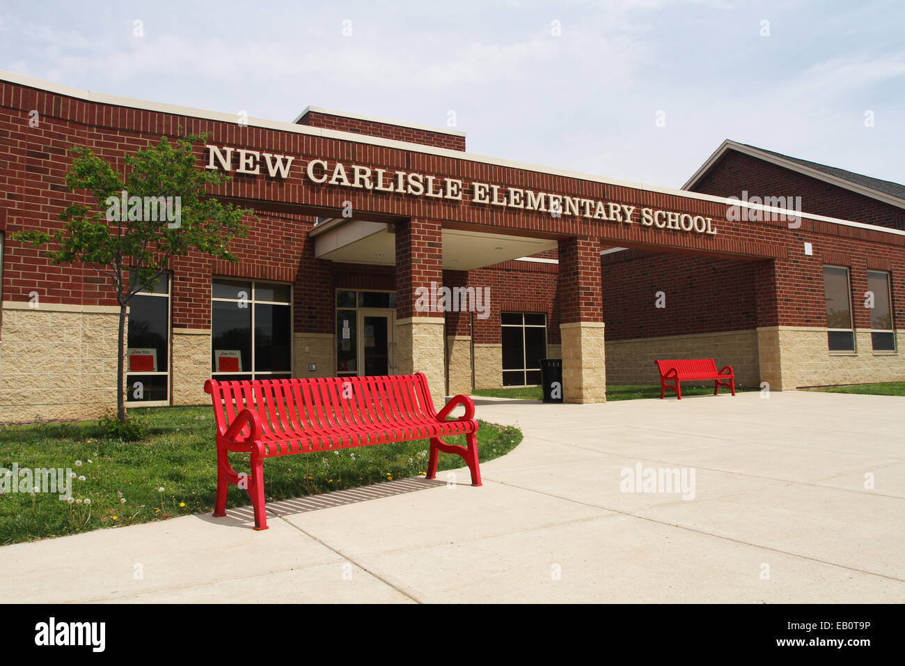 New Carlisle Elementary School. Vorderen Eingang mit Schild. Rote Bank. Stockfoto