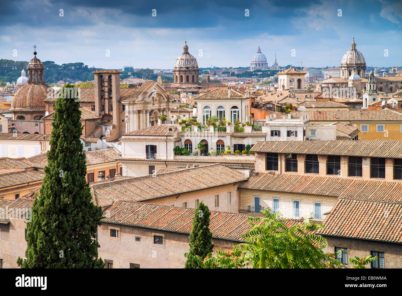 Blick über die Dächer von Rom und die Kuppel von St. Peter im Vatikan. Stockfoto