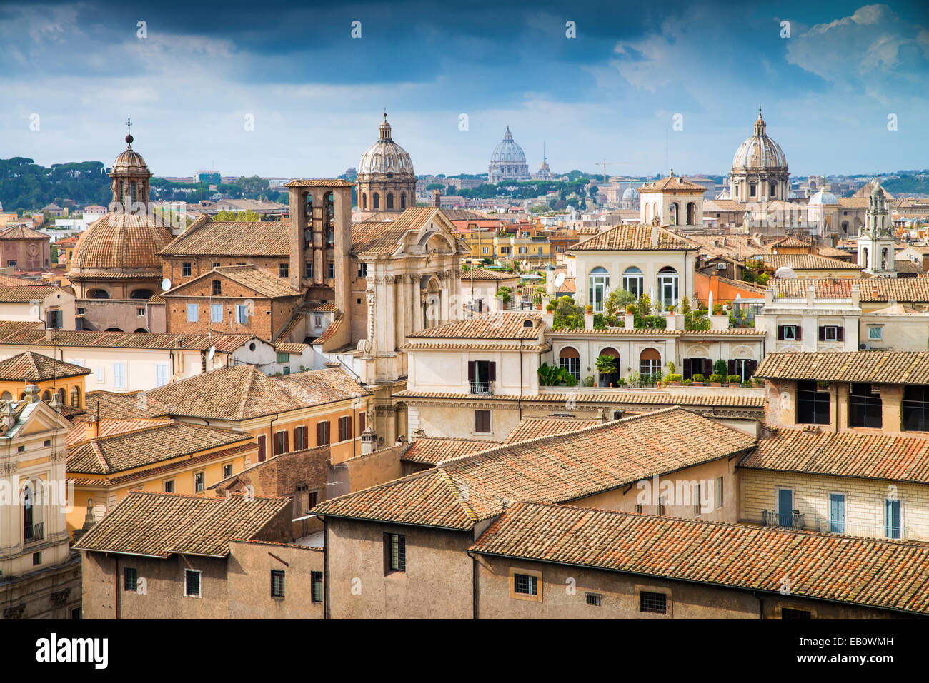 Blick über die Dächer von Rom und die Kuppel von St. Peter im Vatikan. Stockfoto