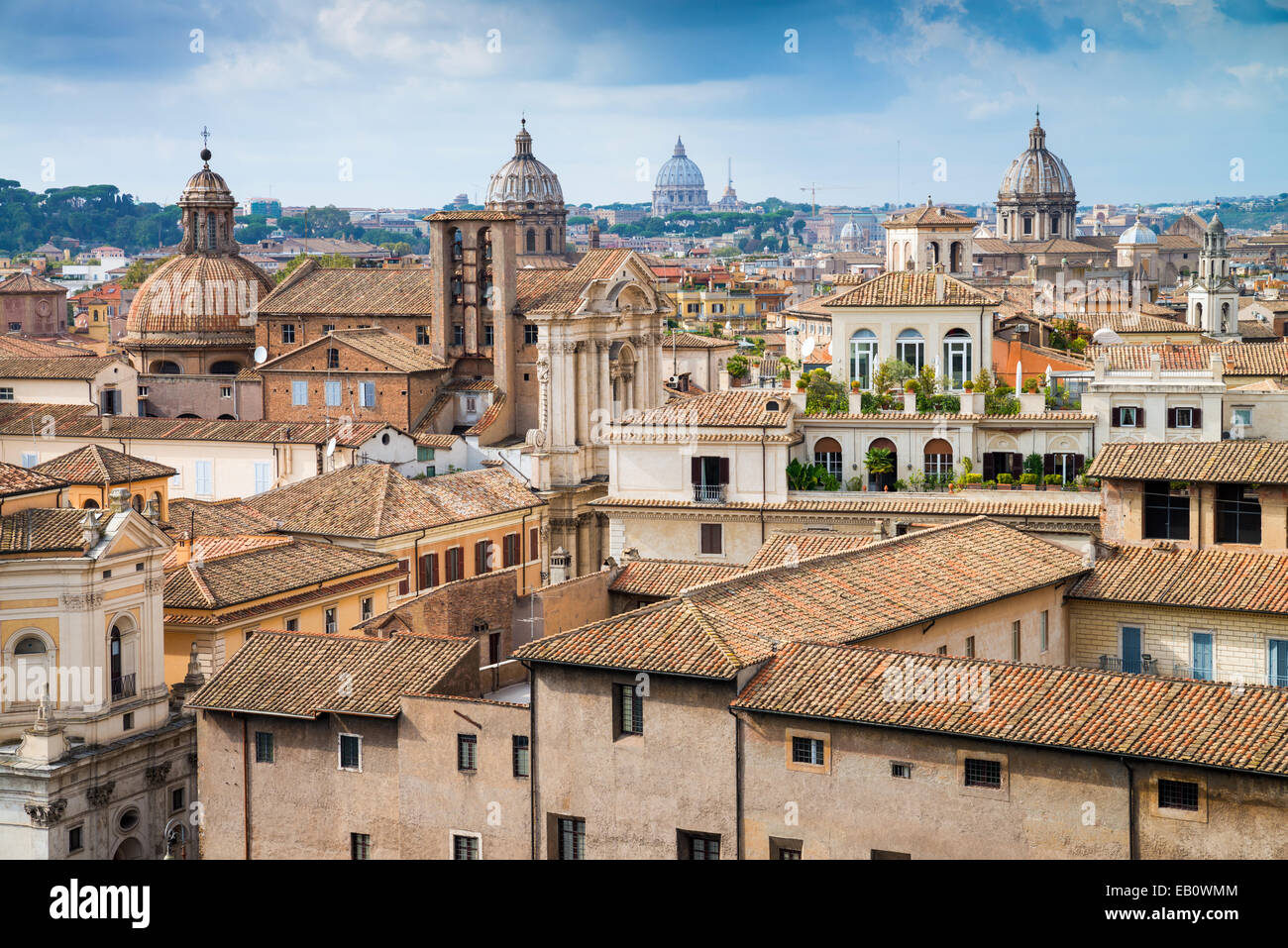 Blick über die Dächer von Rom und die Kuppel von St. Peter im Vatikan. Stockfoto
