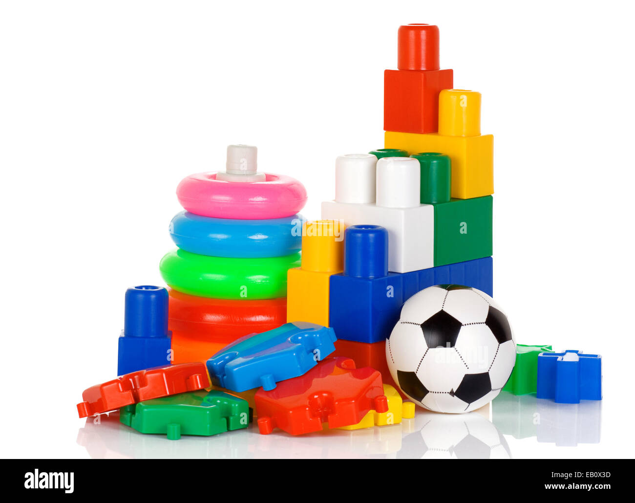 bunte Plastikspielzeug isoliert auf weißem Hintergrund Stockfoto