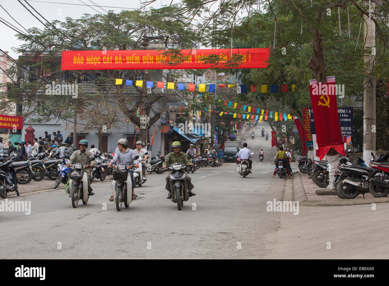 Kommunist Straßenszene in Cat Ba Vietnam Stockfoto
