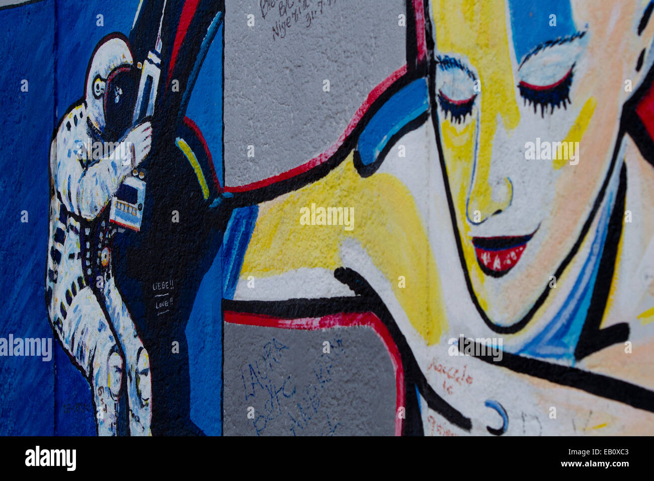 Graffiti-seltsame Gesichter Straßenkunst Berliner Mauer Stockfoto