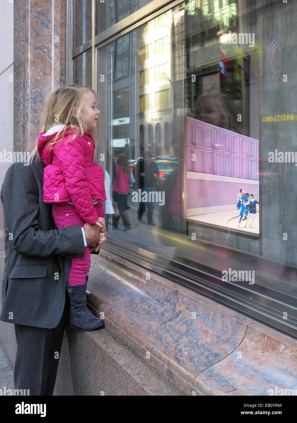 Vater und kleine Tochter Blick auf Windows, Tiffany & Co.Holiday Fenster Anzeige, Ferienzeit, NYC Stockfoto