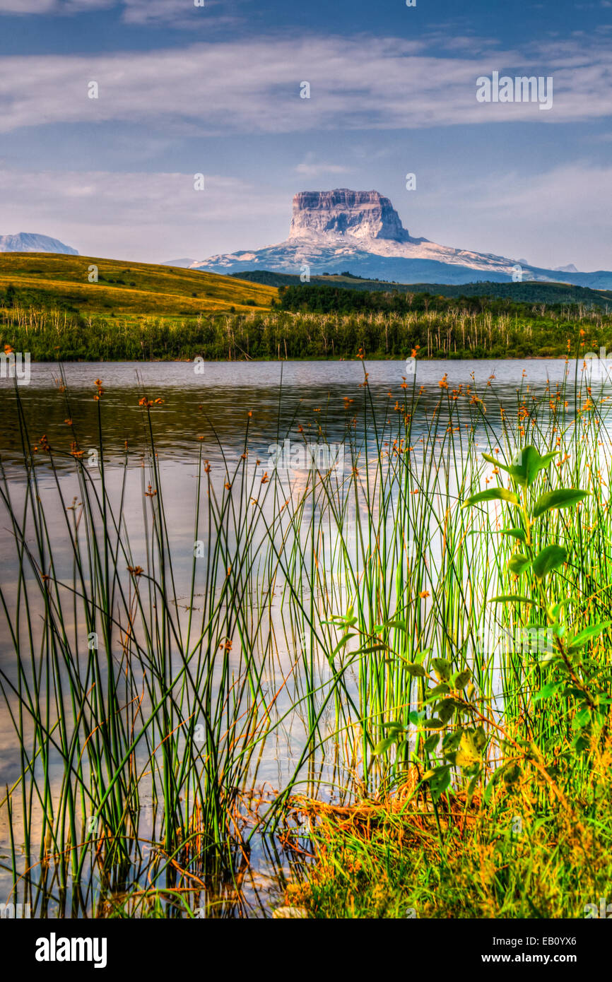 Einen herrlichen Blick auf Old Chief Mountain, aus Police Outpost Lake Provincial Park, Alberta, Kanada Stockfoto