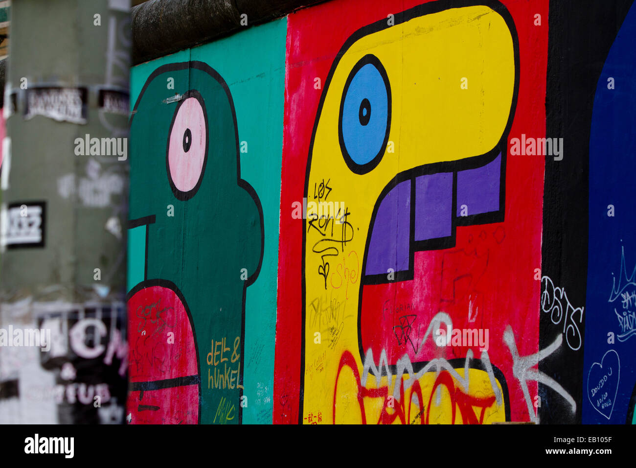 Graffiti-seltsame Gesichter Straßenkunst Berliner Mauer Stockfoto