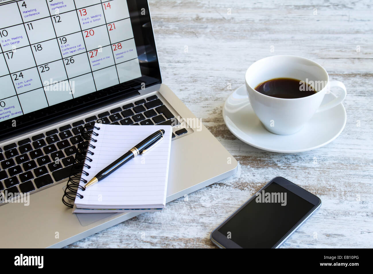Überprüfung monatliche Aktivitäten und Termine im Büro in den laptop Stockfoto