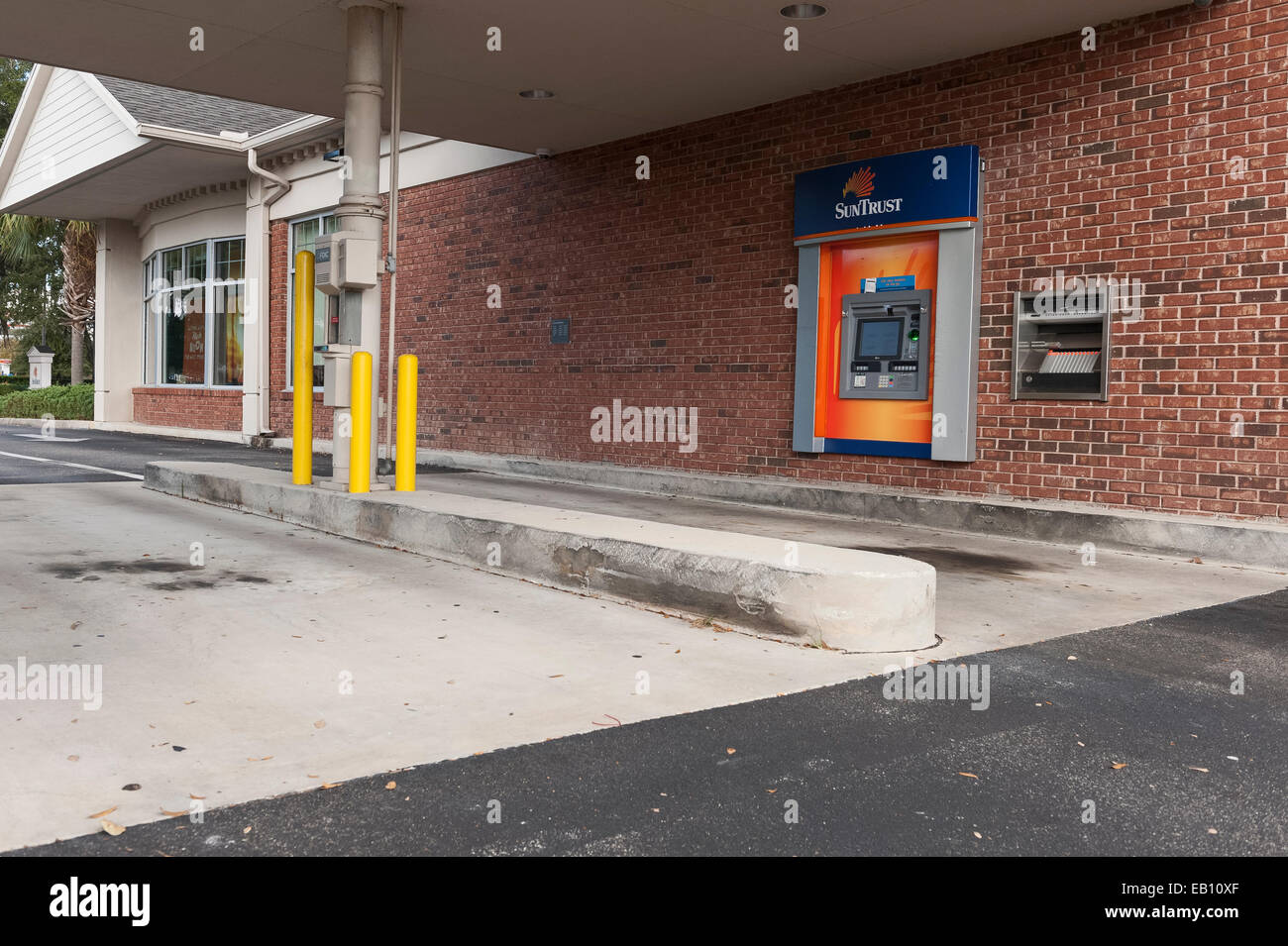Sun Trust ATM überprüfen Einlösung Kaution Drive thru Banking befindet sich in Zentral-Florida-USA Stockfoto