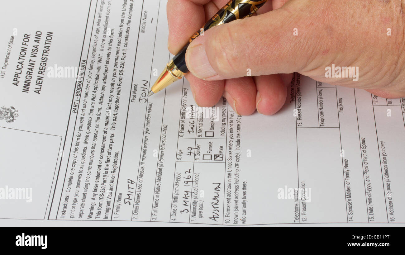 Mann mit Stift Einwanderung Antragsformular ausfüllen. Stockfoto