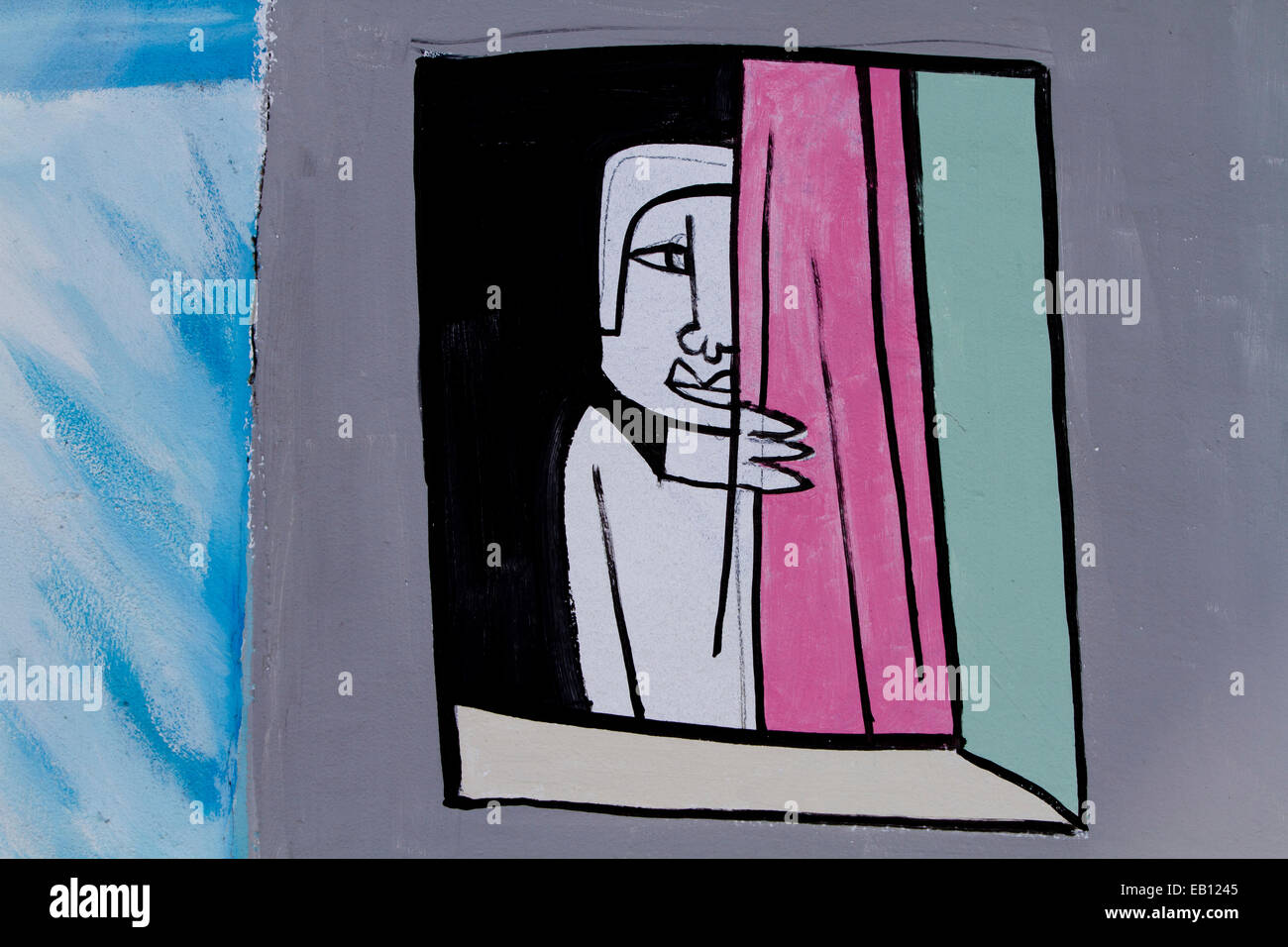 Graffiti-Cartoon-Figur hinter Vorhang Berliner Mauer Stockfoto