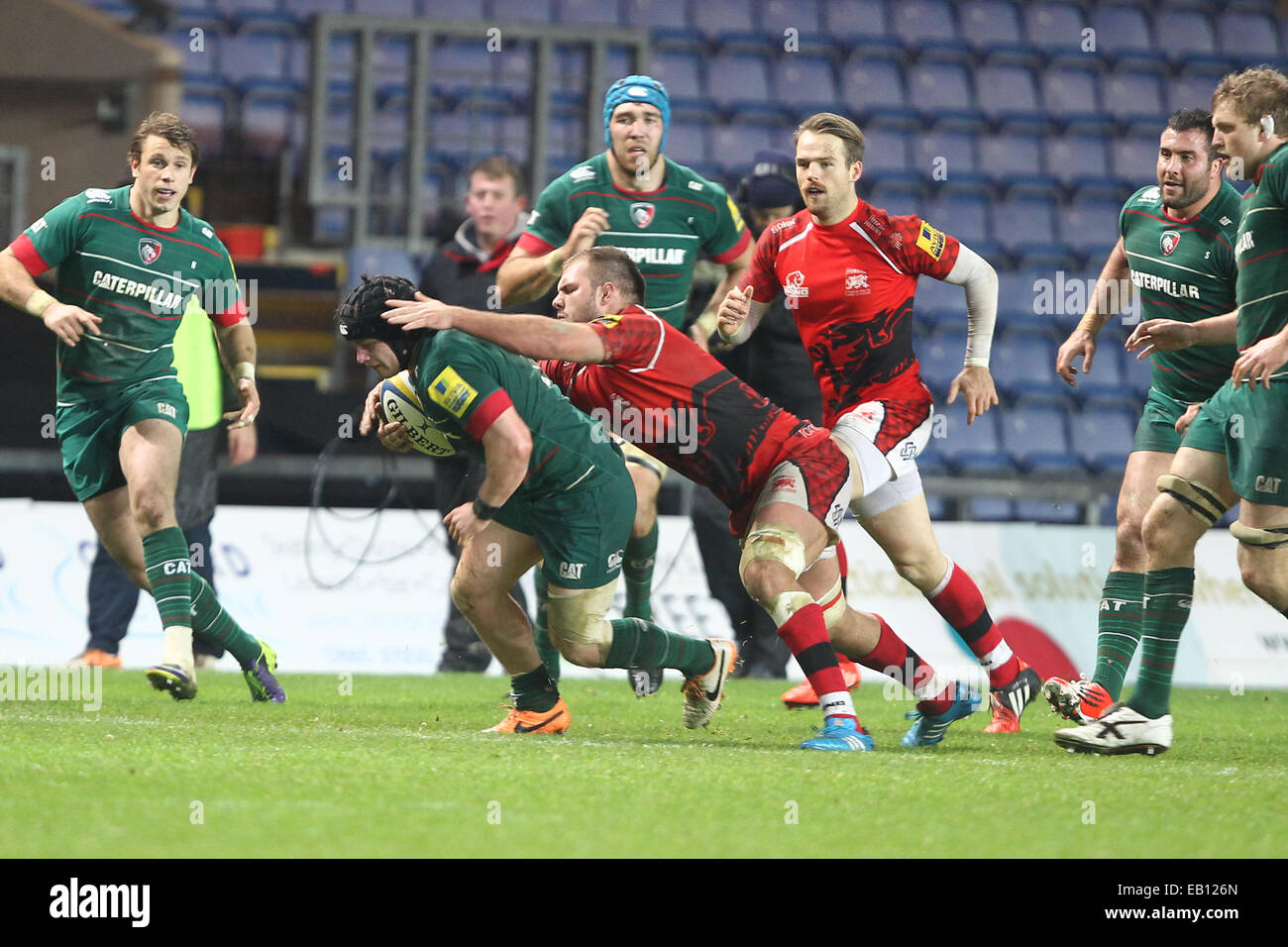 Oxford, UK. 23. November 2014. Aviva Premiership. London Welsh gegen Leicester Tigers. Harry Thacker (Leicester Tigers) auf die Ladung. Bildnachweis: Aktion Plus Sport/Alamy Live-Nachrichten Stockfoto