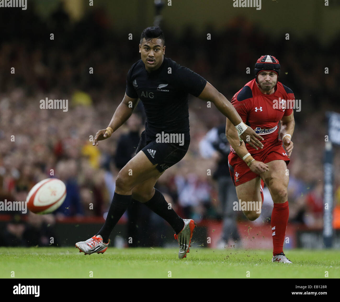 Cardiff, UK. 22. November 2014. Julian Savea von Neuseeland und Leigh Halfpenny - Herbst-Test-Serie - Wales Wales vs New Zealand - Millennium Stadium - Cardiff - Wales 22. November 2014 - Bild Simon Bellis/Sportimage. © Csm/Alamy Live-Nachrichten Stockfoto