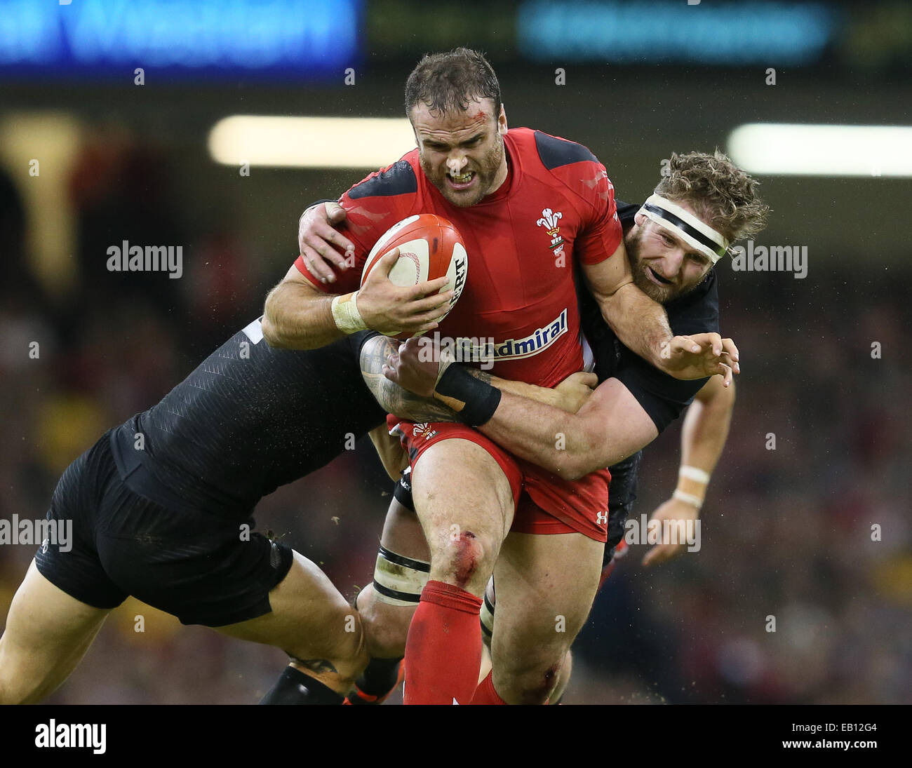 Cardiff, UK. 22. November 2014. Jamie Roberts von Wales begegnet durch Jerome Kaino von Neuseeland - Herbst-Test-Serie - Wales Vs New Zealand - Millennium Stadium - Cardiff - Wales 22. November 2014 - Bild Simon Bellis/Sportimage. © Csm/Alamy Live-Nachrichten Stockfoto