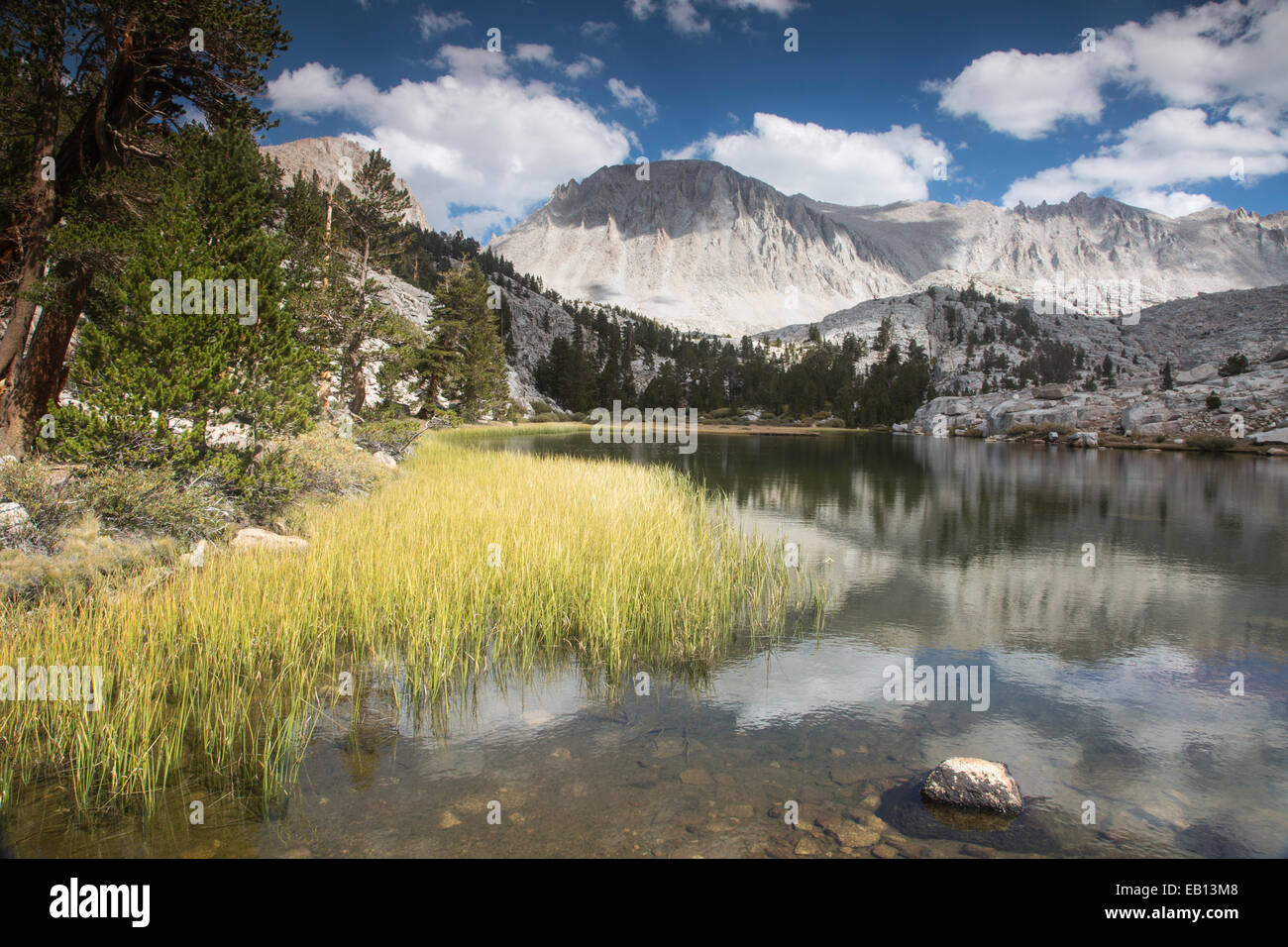 Bergsee reflektiert Mt. Whitney auf Rückseite John Muir Trail, California, Vereinigte Staaten von Amerika. Stockfoto