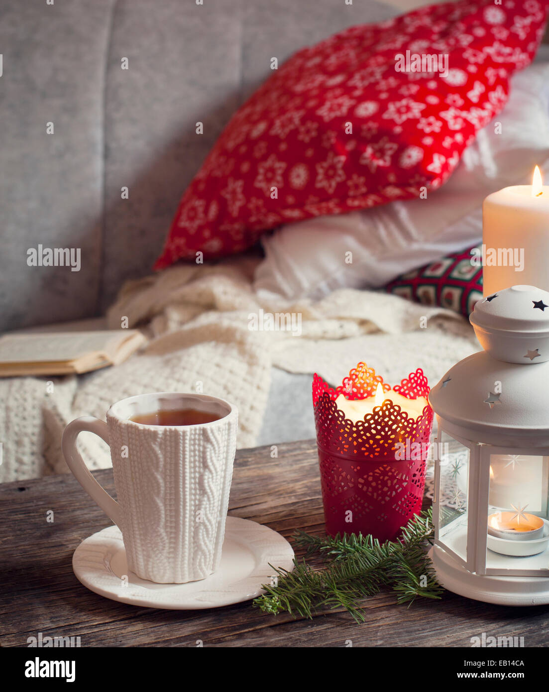 Stillleben-Interieur-Details, Tasse Tee, Kerzen neben dem Sofa mit Kissen  Stockfotografie - Alamy