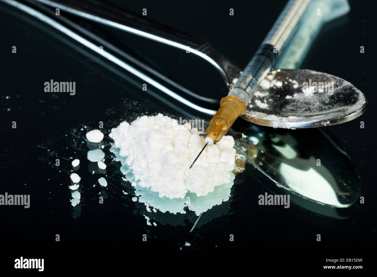 Narkotische Löffel und Einweg-Spritze Stockfoto